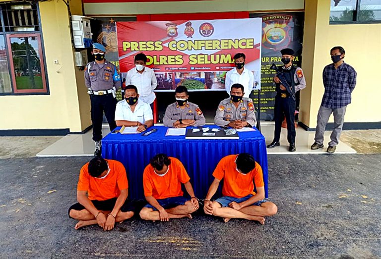 Polres Seluma Tetapkan 3 Tersangka Pengguna Sabu Penggerebekan di Pesta Pernikahan Padang Genting Polres Seluma Tetapkan 3 Tersangka Pengguna Sabu Penggerebekan di Pesta Pernikahan Padang Genting