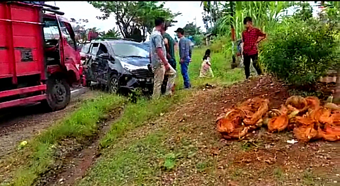 Gagal Nyalip, Travel dan Truk Ekspedisi Terlibat Lakalantas di Jalan Dua Jalur Kota Tais Gagal Nyalip, Travel dan Truk Ekspedisi Terlibat Lakalantas di Jalan Dua Jalur Kota Tais