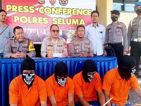 Polres Seluma Bekuk 3 Warga Pagar Alam dan 1 Pelaku Curat di 23 TKP Polres Seluma Bekuk 3 Warga Pagar Alam dan 1 Pelaku Curat di 23 TKP