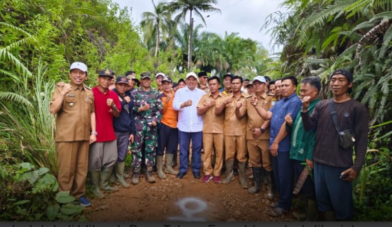 Suka Cita Warga Setempat, Bupati Seluma Titik Nol Jalan Tebing “S” Suka Cita Warga Setempat, Bupati Seluma Titik Nol Jalan Tebing “S”
