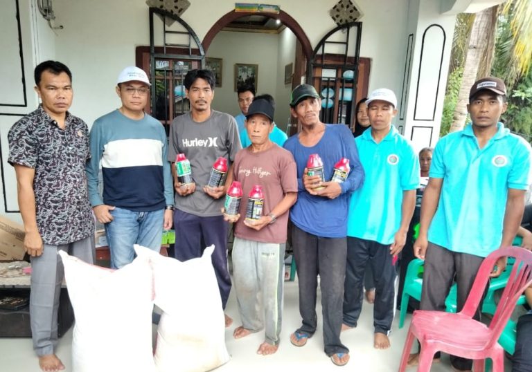 Terima Pupuk dan Racun Dari Pemdes, Warga Air Payangan Senyum Sumringah Terima Pupuk dan Racun Dari Pemdes, Warga Air Payangan Senyum Sumringah
