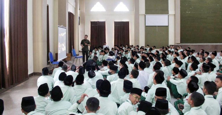 Zeby Agustian,S.H. : Pesantren Merupakan Institusi Pendidikan Pilar Bangsa Menuju Generasi Emas 2045 Zeby Agustian,S.H. : Pesantren Merupakan Institusi Pendidikan Pilar Bangsa Menuju Generasi Emas 2045