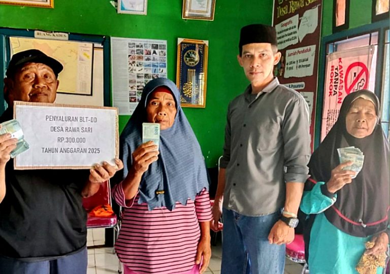 KPM Senyum Bahagia Sambut Penyaluran BLT DD Desa Rawa Sari Tahap I Tahun 2025 KPM Senyum Bahagia Sambut Penyaluran BLT DD Desa Rawa Sari Tahap I Tahun 2025