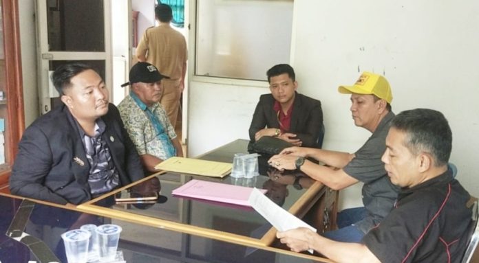 Suasana perundingan bipartit eks karyawan PT MSS didampingi kuasa hukum di Disnakertrans Seluma.
