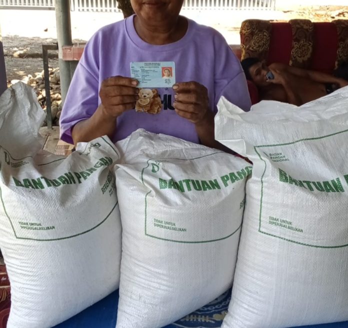 Warga menerima bantuan beras 30 kg dari Badan Pangan Nasional di Desa Tanah Abang Seluma.